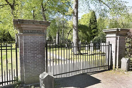 statige poort van de oude begraafplaats